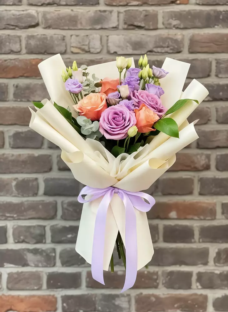 Букет цветов из: Лизиантусы и Розы в Преображенской