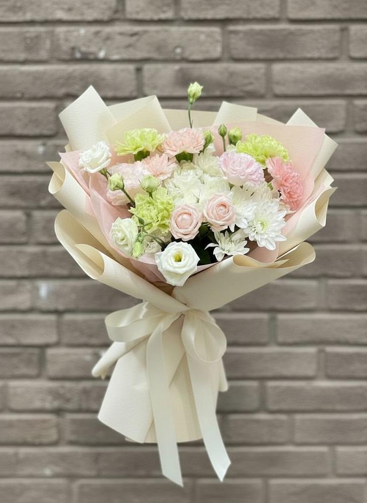 Букет цветов из: Гвоздики, Розы, Лизиантусы и Хризантемы в Преображенской