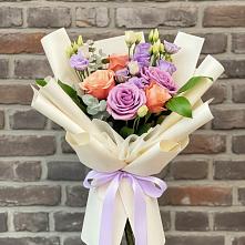 Букет цветов из:  Лизиантусы и Розы в Преображенской