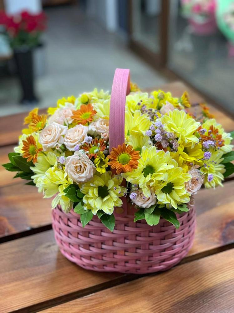 Цветочная композиция из Хризантемы и Розы в корзине в Преображенской