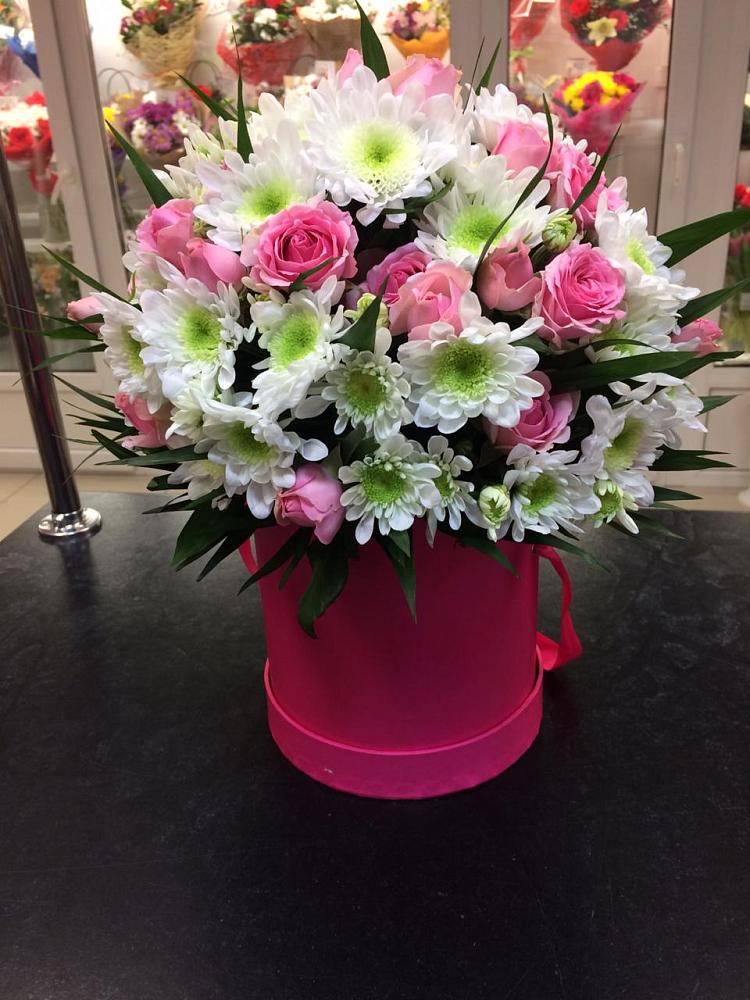 Цветочная композиция из Розы и Хризантемы в шляпной коробке в Преображенской