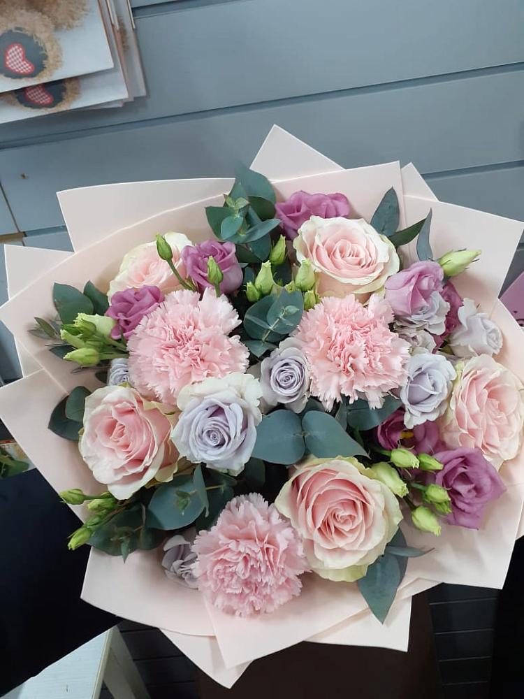 Букет цветов из: Розы, Гвоздики и Лизиантусы в Преображенской